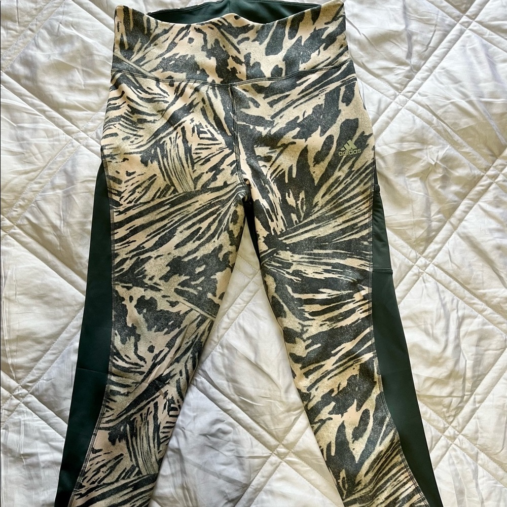 NEW NEVER WORN!! ADIDAS Leggings Size L.